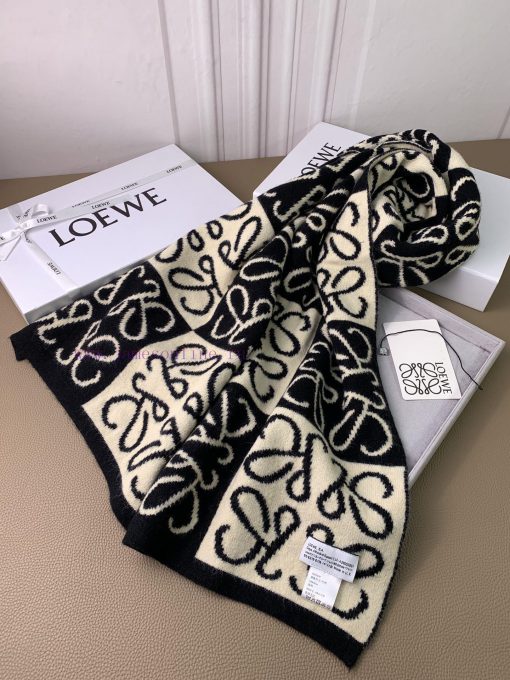 Loewe's new knitted scarf exudes a low-key luxury, exquisite softness, and elite level of fazy357akr - Image 18
