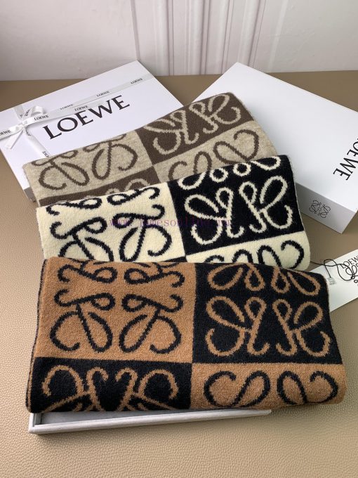 Loewe's new knitted scarf exudes a low-key luxury, exquisite softness, and elite level of fazy357akr - Image 19