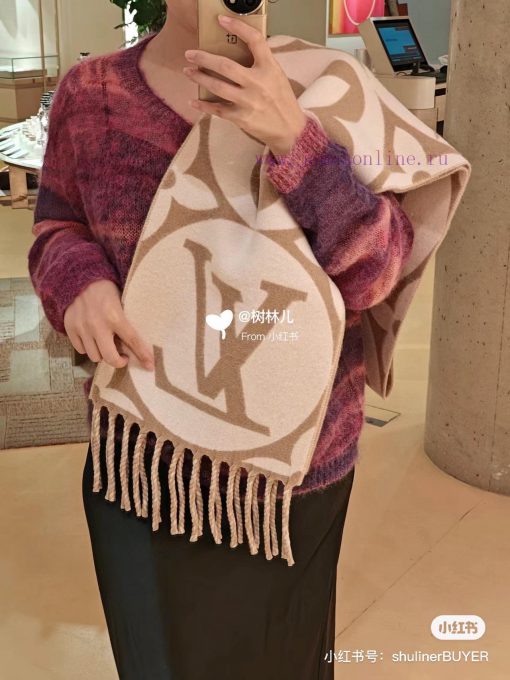 Lv's new autumn/winter 2023 Medallion scarf from Da Lv Jia showcases the brand's style with g8ba6l7t - Image 6