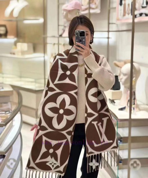 Lv's new autumn/winter 2023 Medallion scarf from Da Lv Jia showcases the brand's style with g8ba6l7t - Image 7