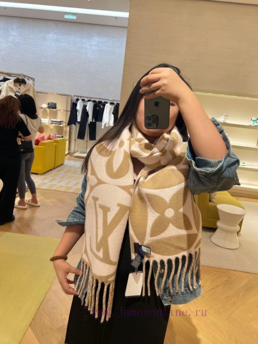 Lv's new autumn/winter 2023 Medallion scarf from Da Lv Jia showcases the brand's style with g8ba6l7t - Image 8