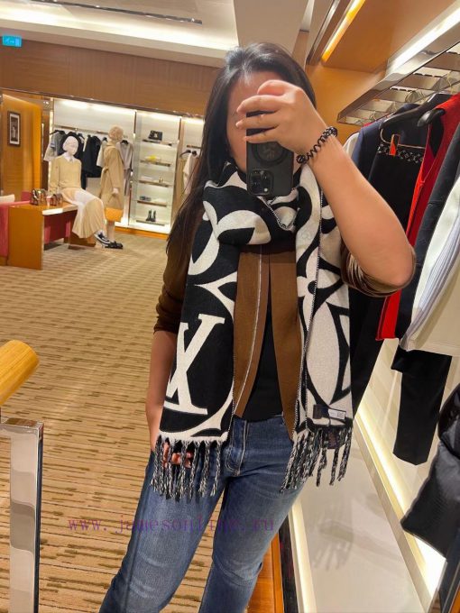 Lv's new autumn/winter 2023 Medallion scarf from Da Lv Jia showcases the brand's style with g8ba6l7t - Image 10