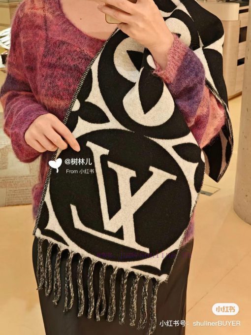 Lv's new autumn/winter 2023 Medallion scarf from Da Lv Jia showcases the brand's style with g8ba6l7t - Image 13