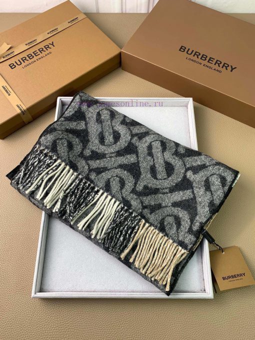 The Burberry double-sided scarf features the latest Tb print on one side and classic plaid d0cdvuz70 - Image 3