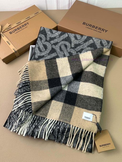 The Burberry double-sided scarf features the latest Tb print on one side and classic plaid d0cdvuz70 - Image 4