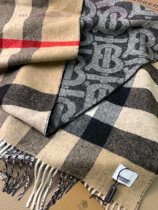 The Burberry double-sided scarf features the latest Tb print on one side and classic plaid d0cdvuz70 - Image 5
