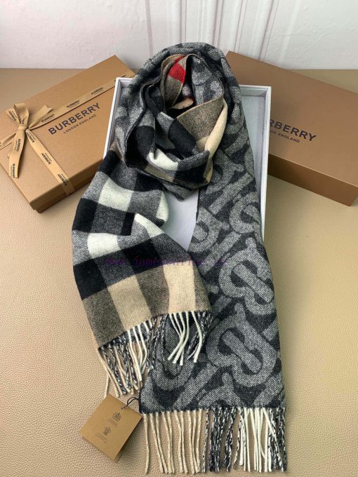 The Burberry double-sided scarf features the latest Tb print on one side and classic plaid d0cdvuz70 - Image 9