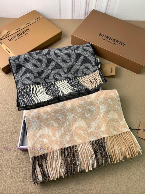 The Burberry double-sided scarf features the latest Tb print on one side and classic plaid d0cdvuz70 - Image 10