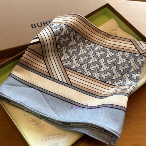 It feels like the gentlest scarf in Burberry's entire collectionNew Release ️Classic letter 4f06tu7o - Image 4