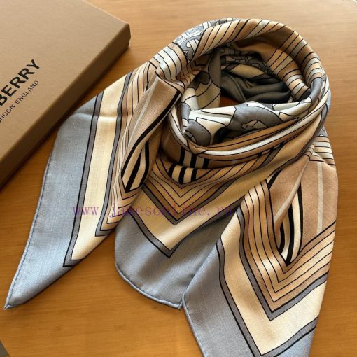 It feels like the gentlest scarf in Burberry's entire collectionNew Release ️Classic letter 4f06tu7o - Image 7