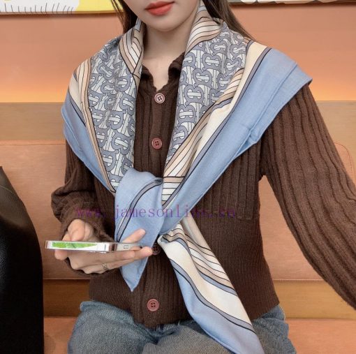 It feels like the gentlest scarf in Burberry's entire collectionNew Release ️Classic letter 4f06tu7o - Image 9
