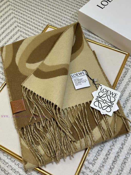 Loewe's new product in stock is super beautiful, and the new scarf is highly recommended. Iti1m3md88