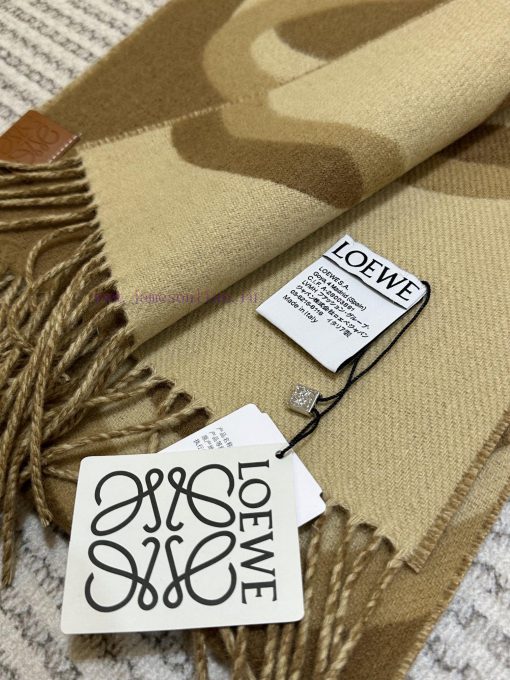 Loewe's new product in stock is super beautiful, and the new scarf is highly recommended. Iti1m3md88 - Image 3