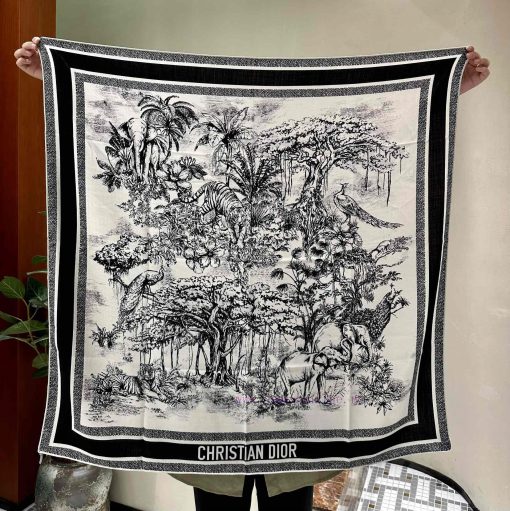 Color code 3 ⃣ Classic Black and WhiteThis square scarf is adorned with the Voyage Ruffo prid4kiplt0