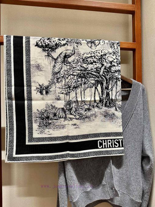 Color code 3 ⃣ Classic Black and WhiteThis square scarf is adorned with the Voyage Ruffo prid4kiplt0 - Image 4