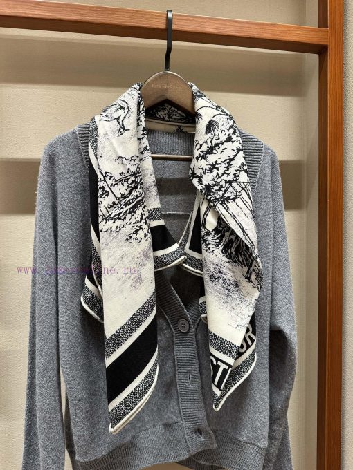 Color code 3 ⃣ Classic Black and WhiteThis square scarf is adorned with the Voyage Ruffo prid4kiplt0 - Image 5