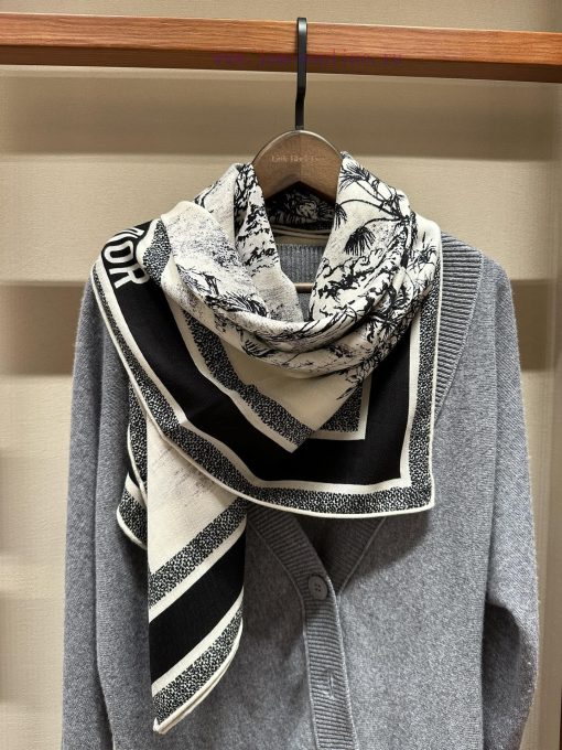 Color code 3 ⃣ Classic Black and WhiteThis square scarf is adorned with the Voyage Ruffo prid4kiplt0 - Image 6