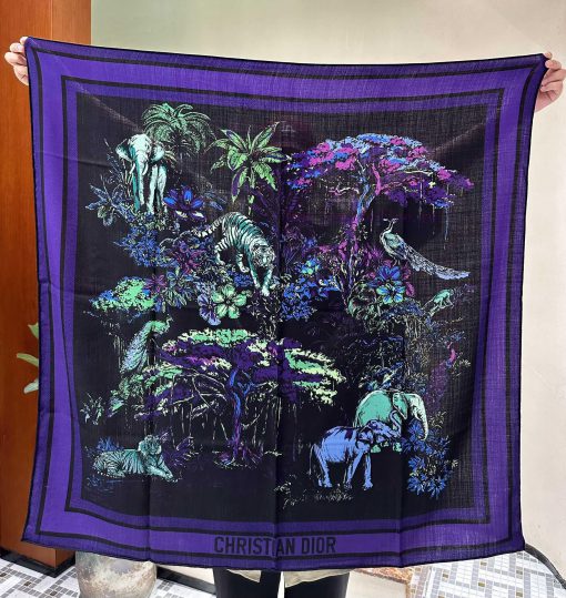 Color code 2 ⃣ Mysterious and elegant black purpleThis square scarf is adorned with the Voya55jwuoj2
