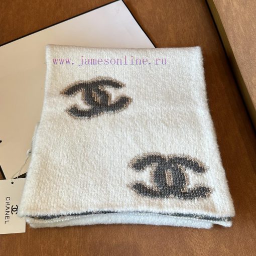 Chanel's diamond patterned cashmere scarf is a high-end custom fabric with a one-to-one rest3d9ptpi1 - Image 2