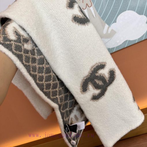 Chanel's diamond patterned cashmere scarf is a high-end custom fabric with a one-to-one rest3d9ptpi1 - Image 6