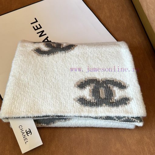 Chanel's diamond patterned cashmere scarf is a high-end custom fabric with a one-to-one rest3d9ptpi1 - Image 9