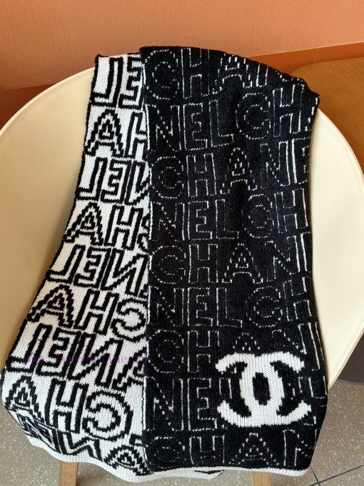 The design of CHANEL jacquard letters is very three-dimensional, with a visually textured anfwt20hzc - Image 9