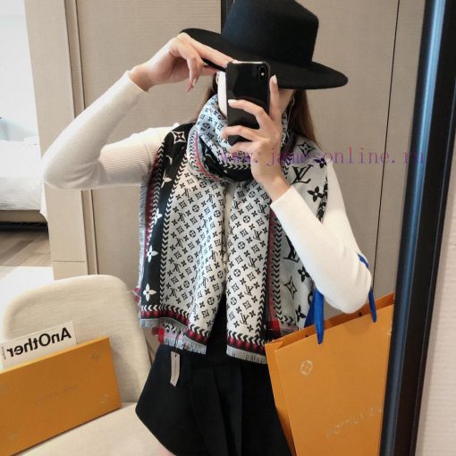 European version of the best-selling scarf, the new Lv four sided beard scarf, letter color xr0jr7cd - Image 5