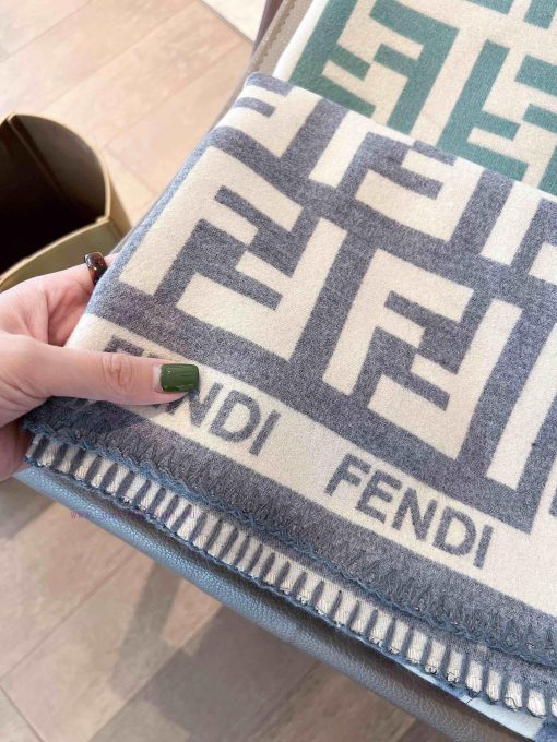 A must-have exquisite triangular needle lock edge Fendi scarf for winterThis is a scarf thatsdb2dj2u - Image 4