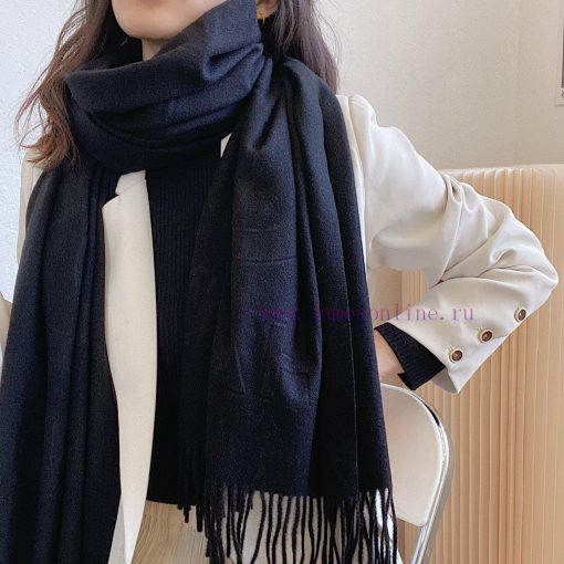 Chanel's new winter scarf, made of a cashmere blend texture, is soft and warm, with double-smjf4j8zv - Image 2