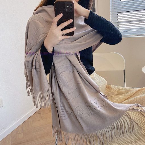 Chanel's new winter scarf, made of a cashmere blend texture, is soft and warm, with double-smjf4j8zv - Image 3