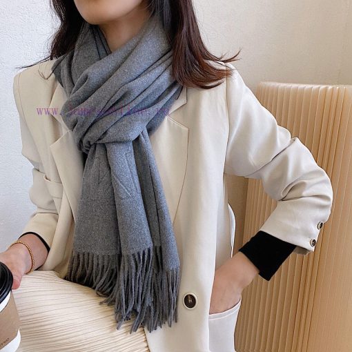 Chanel's new winter scarf, made of a cashmere blend texture, is soft and warm, with double-smjf4j8zv - Image 4
