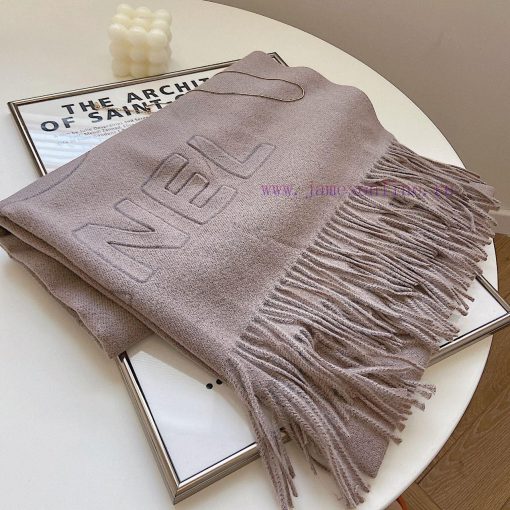 Chanel's new winter scarf, made of a cashmere blend texture, is soft and warm, with double-smjf4j8zv - Image 5