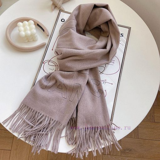 Chanel's new winter scarf, made of a cashmere blend texture, is soft and warm, with double-smjf4j8zv - Image 6