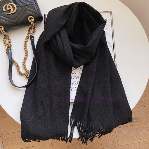 Chanel's new winter scarf, made of a cashmere blend texture, is soft and warm, with double-smjf4j8zv - Image 8