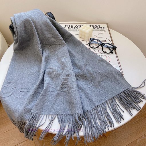 Chanel's new winter scarf, made of a cashmere blend texture, is soft and warm, with double-smjf4j8zv - Image 10