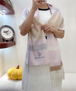 The all cashmere Burberry classic plaid scarf looks absolutely stunning. It's so stylish andhswatzt7