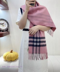 Welfare Feedback: Burberry's double-sided luxury gold wire cashmere scarf features a classic923ft9z6