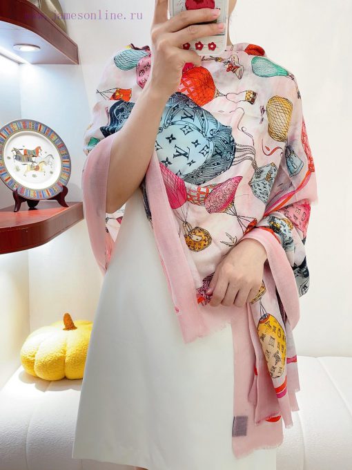 The new synchronized LV hot air balloon scarf showcases the travel spirit and pattern fusionfxg2vtce