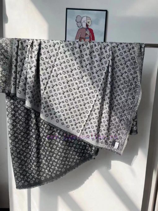 The classic shawl of the donkey family presents a gradient effect, resembling the unique tex6dhduf6o - Image 10