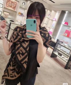 Good quality, the new triangular shawl Fendi's various scarves this year are very popular. Tkxcx1wvo