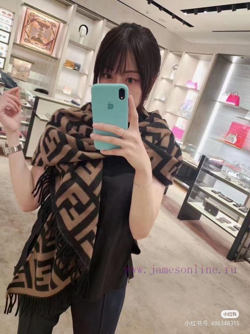 Good quality, the new triangular shawl Fendi's various scarves this year are very popular. Tkxcx1wvo - Image 2