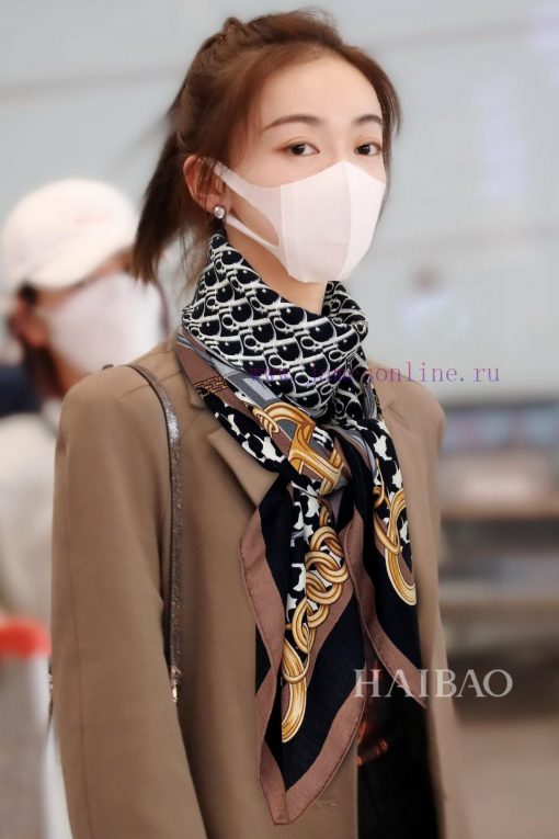 The new D family has synchronized the sales of the 140 cashmere square scarf with the new D vfb1g8w0