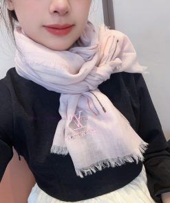 LV thread embroidery cashmere scarf is a must-have for fairies. It is a stunningly beautifulg6zu8xpk