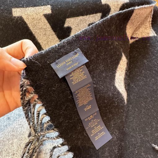 The LV Graphic Dual scarf is made of a soft plush blend and cut into a wide size, with a disg6ae30lz - Image 5