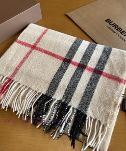 Burberry's Christmas series, which focuses on blind bling, has been exported to the UK for o1kae1qdi