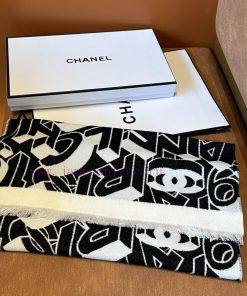 𝗖𝗛𝗔𝗡𝗘𝗟 "Alphabet Logo" activates the soul product of the entire wardrobe. It belongs to everq0d3rqnd