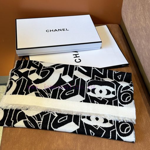 𝗖𝗛𝗔𝗡𝗘𝗟 "Alphabet Logo" activates the soul product of the entire wardrobe. It belongs to everq0d3rqnd
