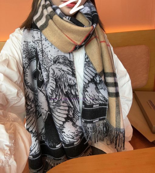 Burberry's 23rd New Swan Scarf 🧣 Crafted from carefully selected soft cashmere fabric, paire5wvmc4ed