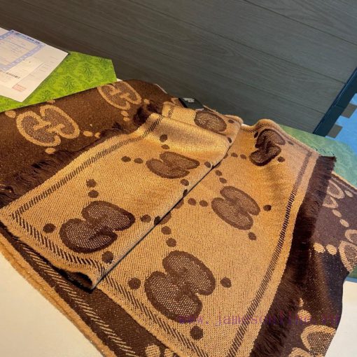 This scarf is an unbeatable classic for autumn and winter. It's so popular that almost every0cc2o7wq - Image 6