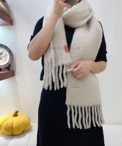 Loewe's super beautiful new mohair scarf is highly recommended to buy with good texture. Loeiu2vdwmq
